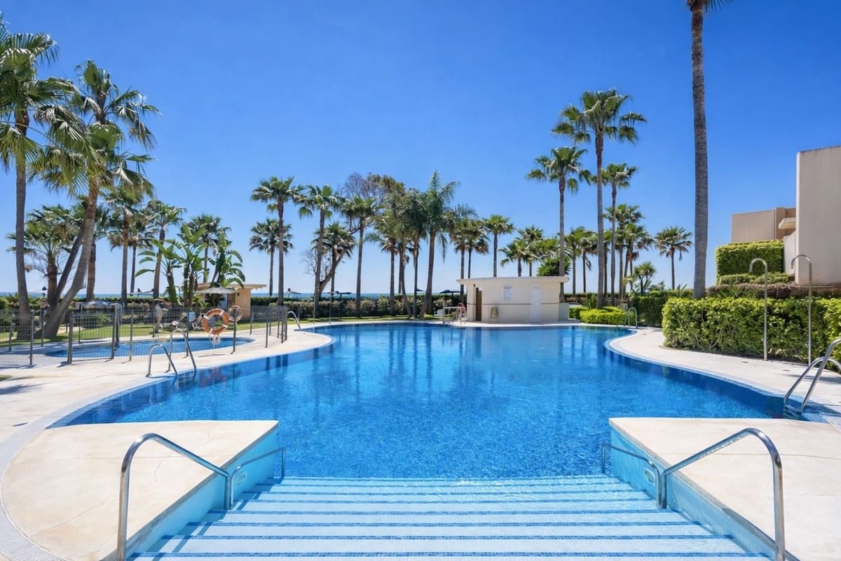4 quarto Apartamento para venda em Estepona com piscina garagem - 999 000 € (Ref: 9806846)