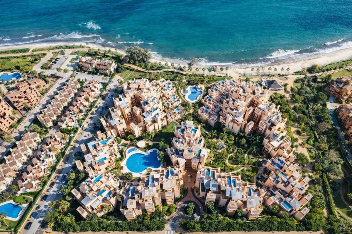 4 quarto Apartamento para venda em Estepona com piscina garagem - 999 000 € (Ref: 9806846)
