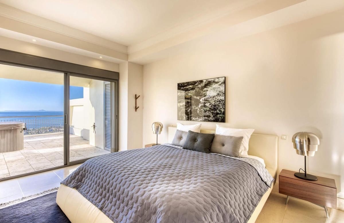 4 slaapkamer Penthouse te koop in Los Monteros met zwembad garage - € 2.350.000 (Ref: 9806847)