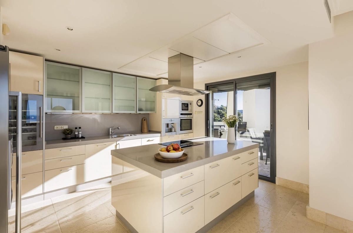 4 slaapkamer Penthouse te koop in Los Monteros met zwembad garage - € 2.350.000 (Ref: 9806847)