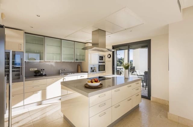 4 slaapkamer Penthouse te koop in Los Monteros, Marbella met zwembad garage - € 2.350.000 (Ref: 9806847)