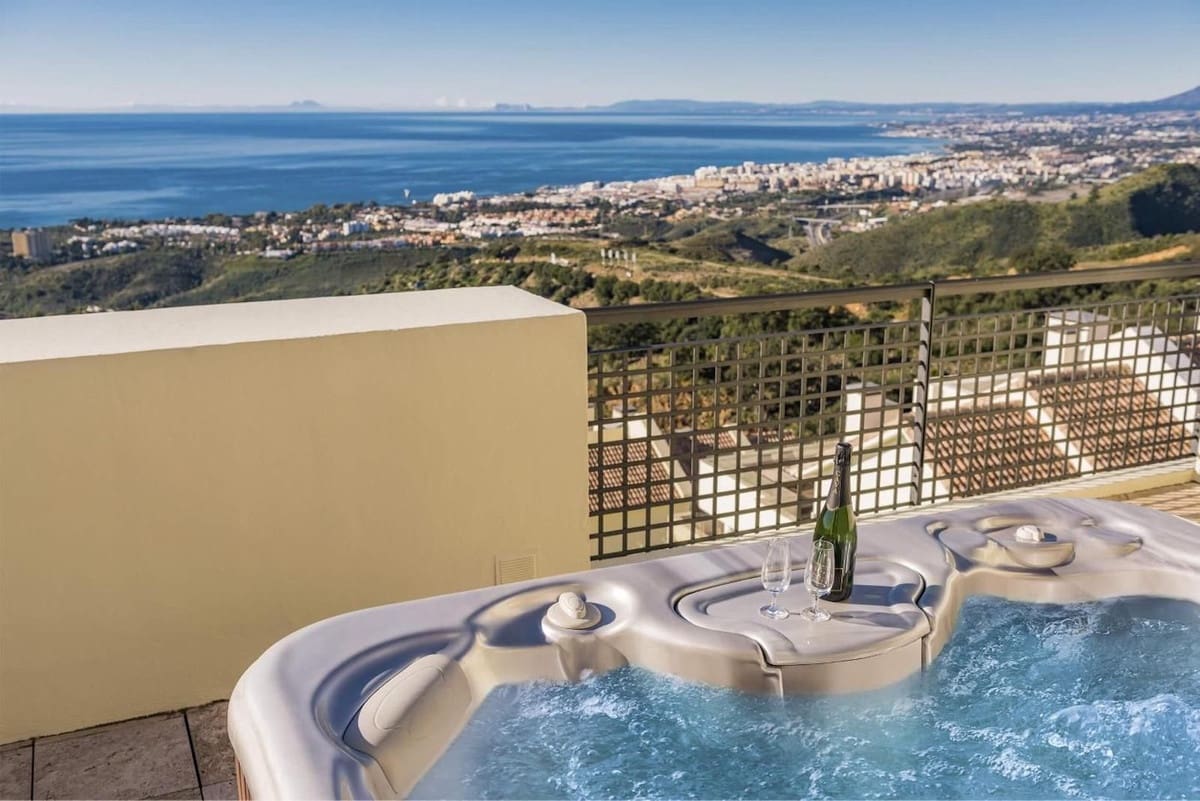 4 slaapkamer Penthouse te koop in Los Monteros met zwembad garage - € 2.350.000 (Ref: 9806847)