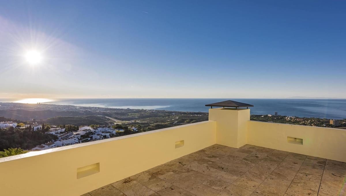 4 slaapkamer Penthouse te koop in Los Monteros met zwembad garage - € 2.350.000 (Ref: 9806847)