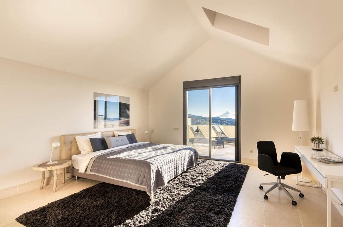 4 slaapkamer Penthouse te koop in Los Monteros met zwembad garage - € 2.350.000 (Ref: 9806847)