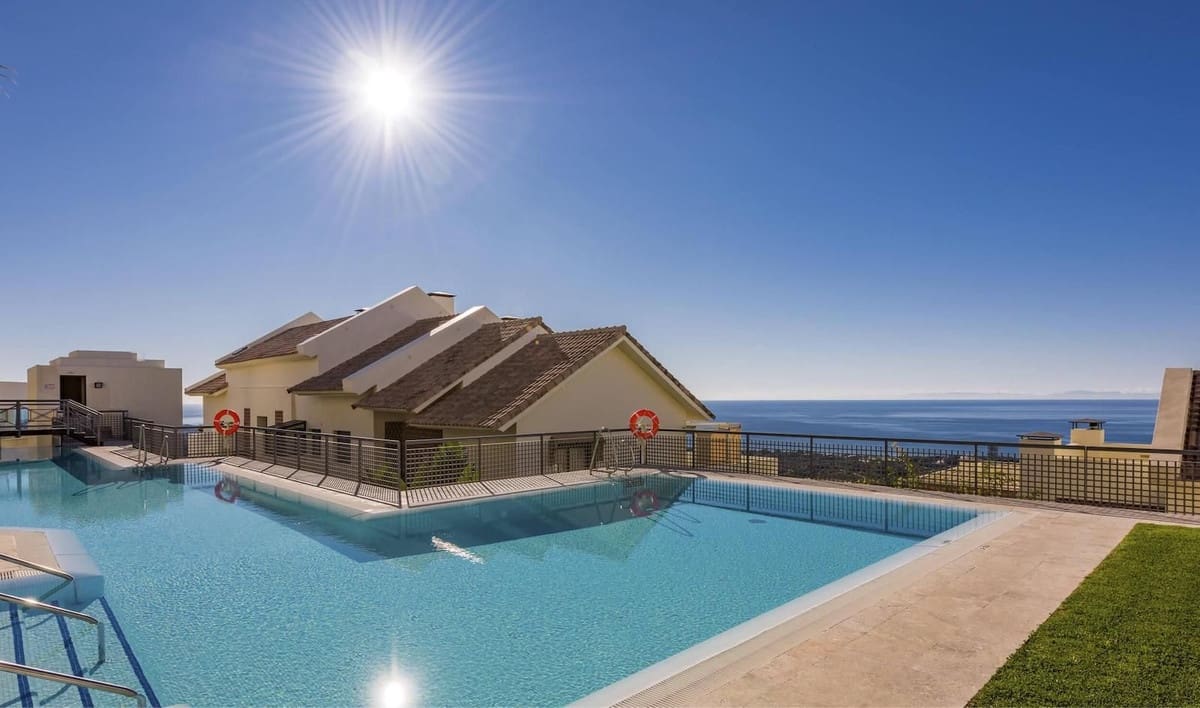 4 slaapkamer Penthouse te koop in Los Monteros met zwembad garage - € 2.350.000 (Ref: 9806847)