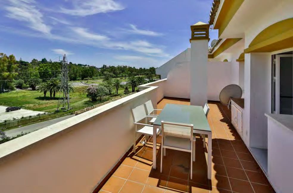 2 camera da letto Attico da affitare come casa vacanza in Nueva Andalucia con piscina garage - 1.000 € (Rif: 9806856)