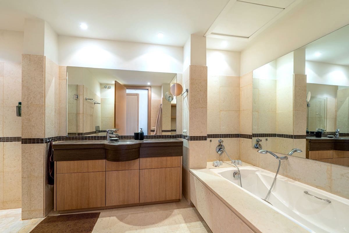 2 bedroom Apartment for holiday rental in Los Monteros with pool garage - € 2,500 (Ref: 9806857)