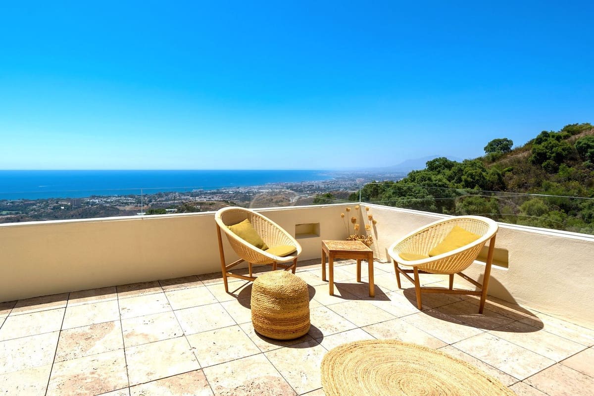 2 bedroom Apartment for holiday rental in Los Monteros with pool garage - € 2,500 (Ref: 9806857)