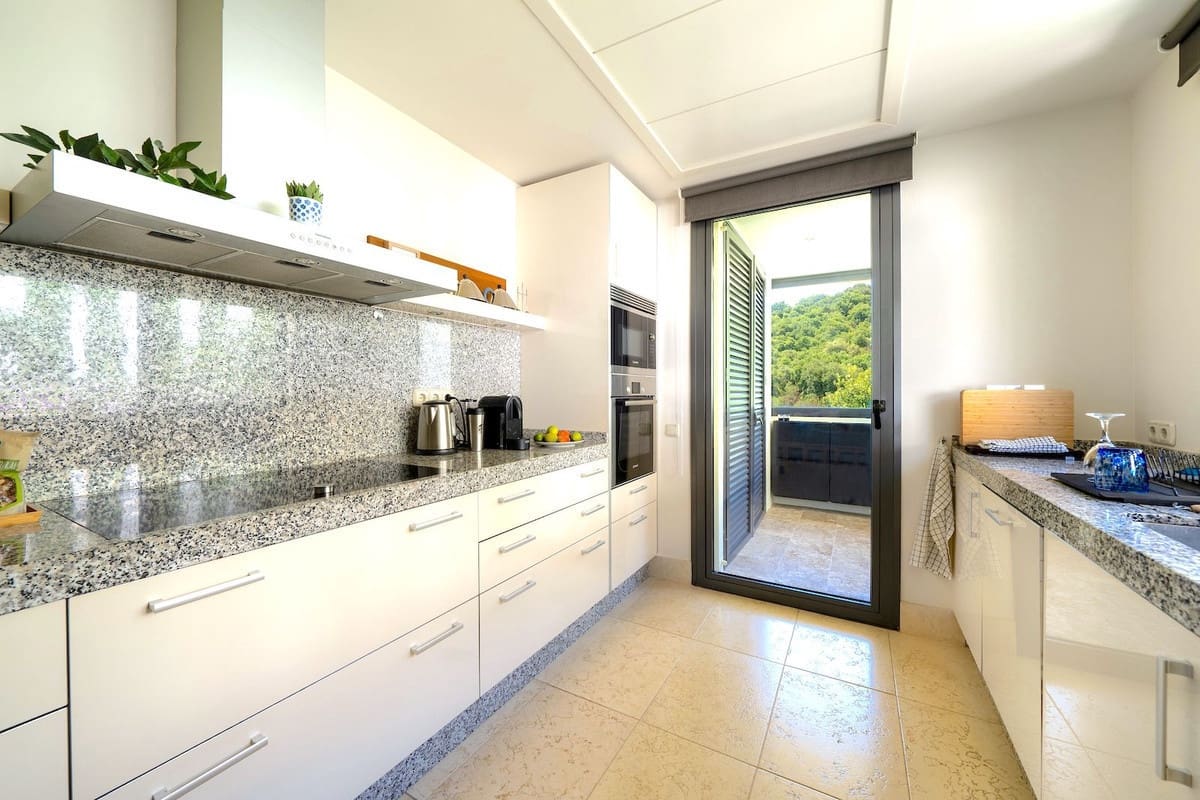 2 bedroom Apartment for holiday rental in Los Monteros with pool garage - € 2,500 (Ref: 9806857)