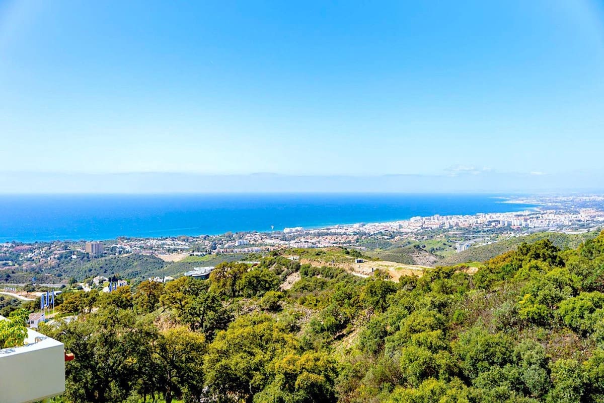 2 bedroom Apartment for holiday rental in Los Monteros with pool garage - € 2,500 (Ref: 9806857)