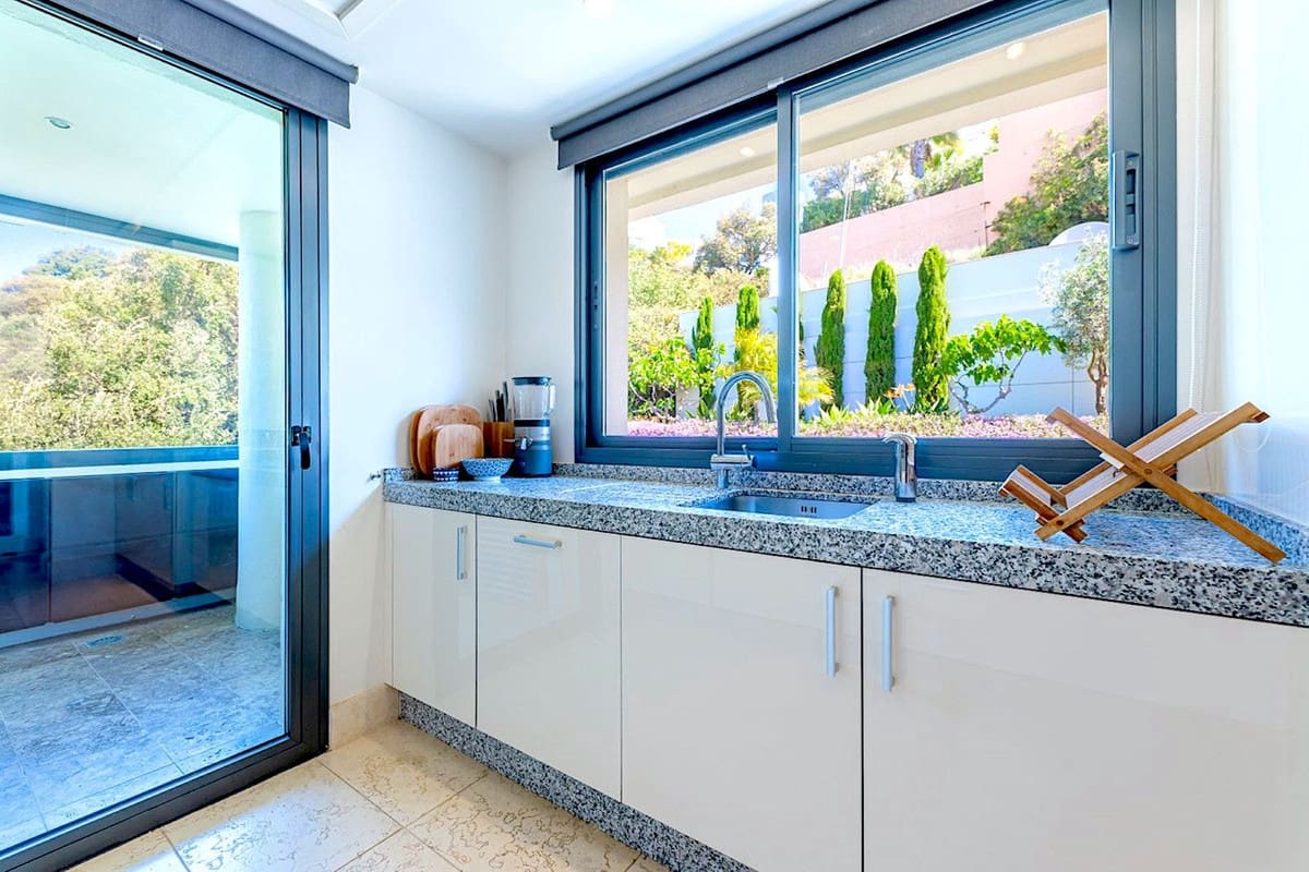 2 bedroom Apartment for holiday rental in Los Monteros with pool garage - € 2,500 (Ref: 9806857)