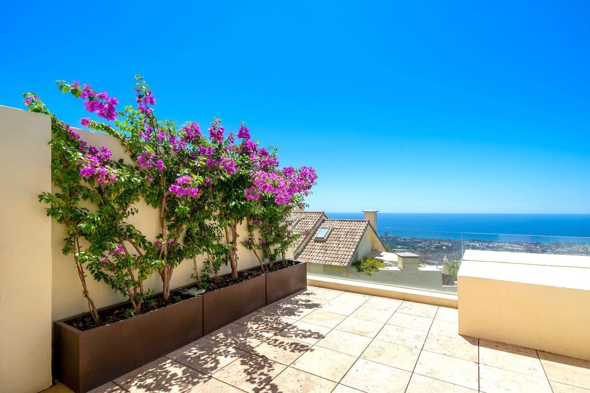 2 bedroom Apartment for holiday rental in Los Monteros with pool garage - € 2,500 (Ref: 9806857)