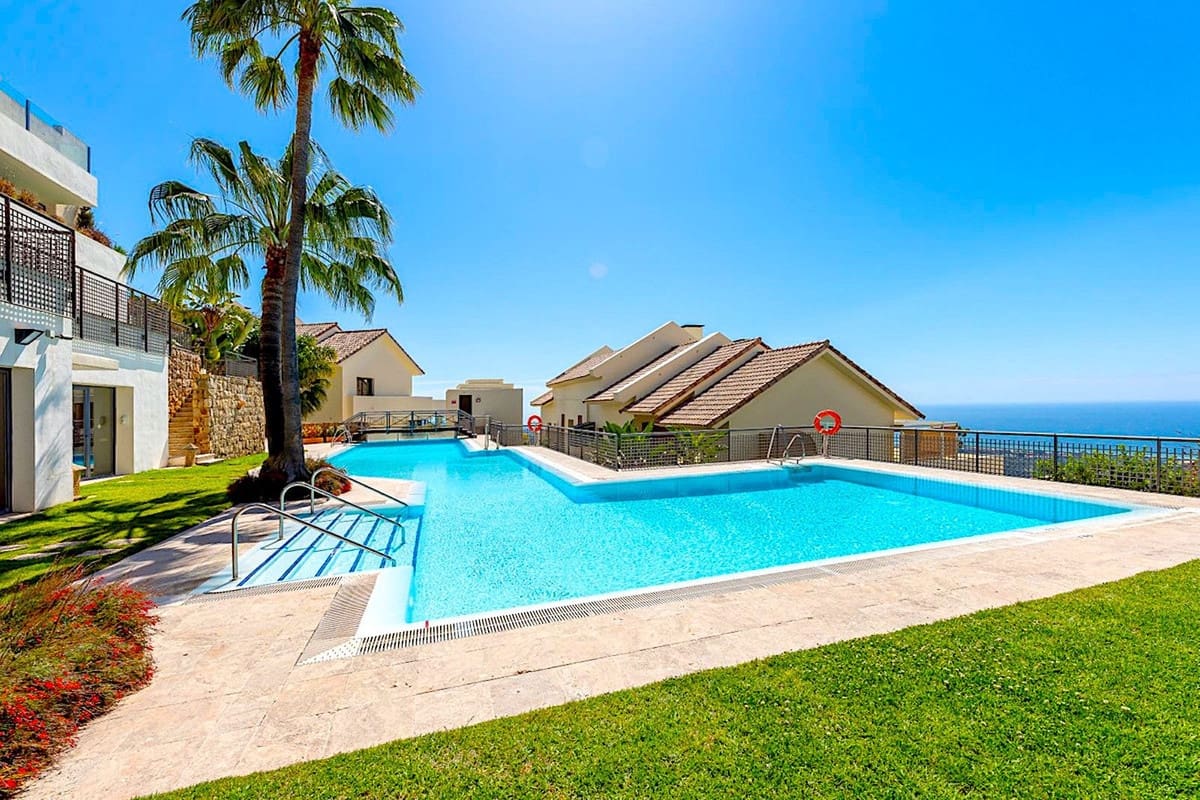 2 bedroom Apartment for holiday rental in Los Monteros with pool garage - € 2,500 (Ref: 9806857)