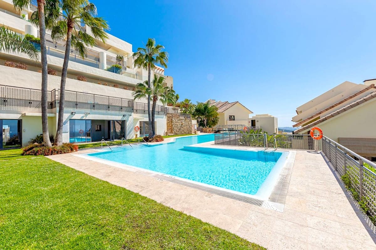 2 bedroom Apartment for holiday rental in Los Monteros with pool garage - € 2,500 (Ref: 9806857)