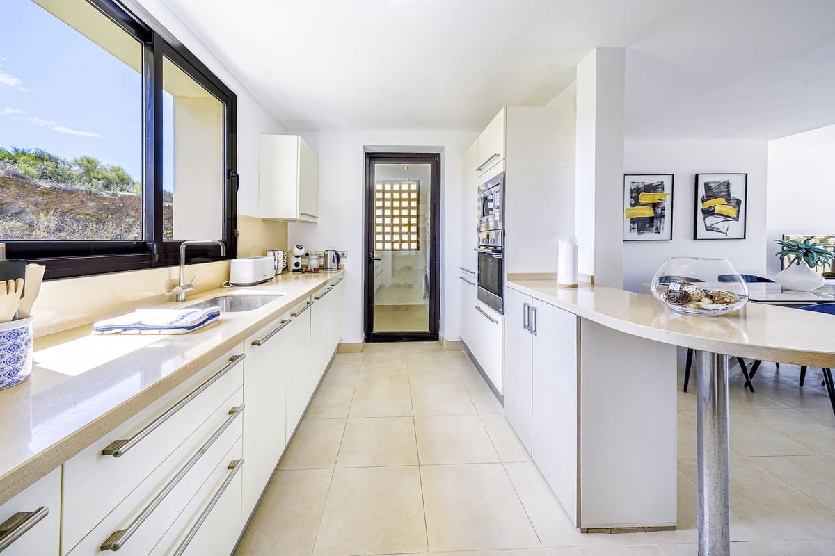 3 slaapkamer Appartement voor vakantieverhuur in Los Monteros met zwembad - € 2.500 (Ref: 9806858)