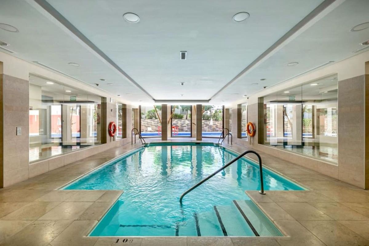 3 slaapkamer Appartement voor vakantieverhuur in Los Monteros met zwembad - € 2.500 (Ref: 9806858)