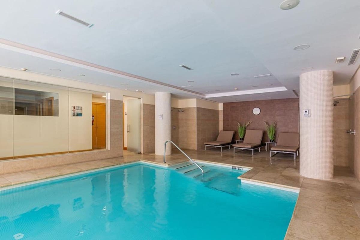 3 slaapkamer Appartement voor vakantieverhuur in Los Monteros met zwembad - € 2.500 (Ref: 9806858)