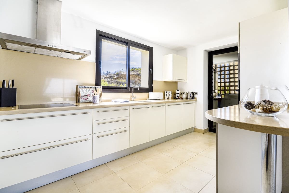 3 slaapkamer Appartement voor vakantieverhuur in Los Monteros met zwembad - € 2.500 (Ref: 9806858)