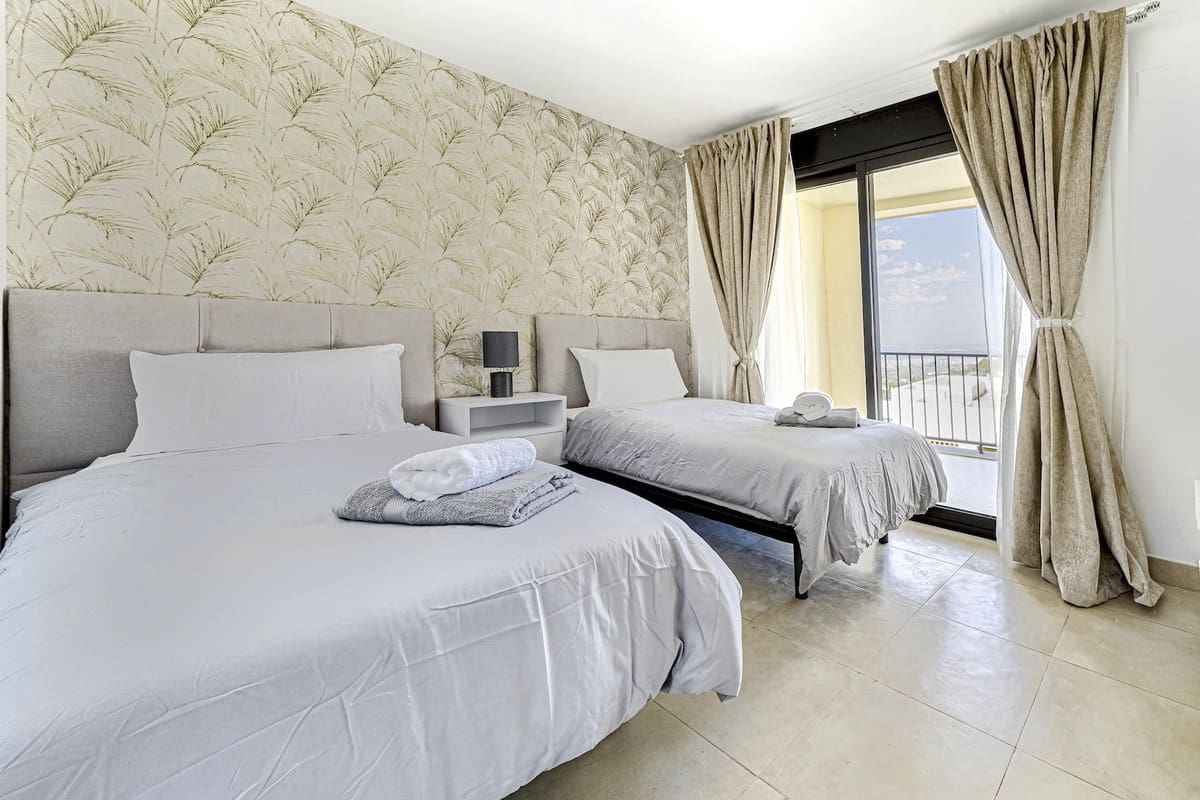 3 slaapkamer Appartement voor vakantieverhuur in Los Monteros met zwembad - € 2.500 (Ref: 9806858)