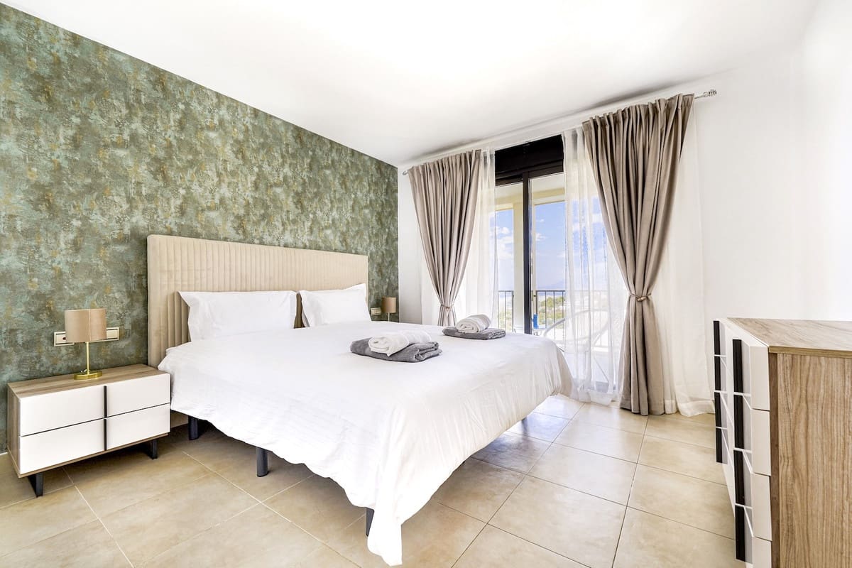 3 slaapkamer Appartement voor vakantieverhuur in Los Monteros met zwembad - € 2.500 (Ref: 9806858)