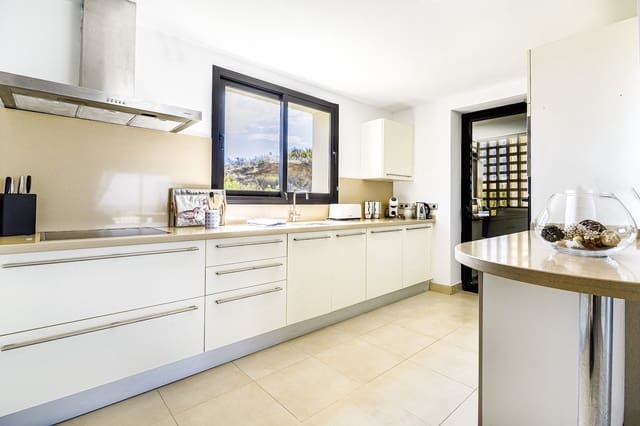 3 slaapkamer Appartement voor vakantieverhuur in Los Monteros, Marbella met zwembad - € 2.500 (Ref: 9806858)