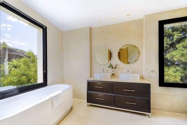 3 slaapkamer Appartement voor vakantieverhuur in Los Monteros, Marbella met zwembad - € 2.500 (Ref: 9806858)