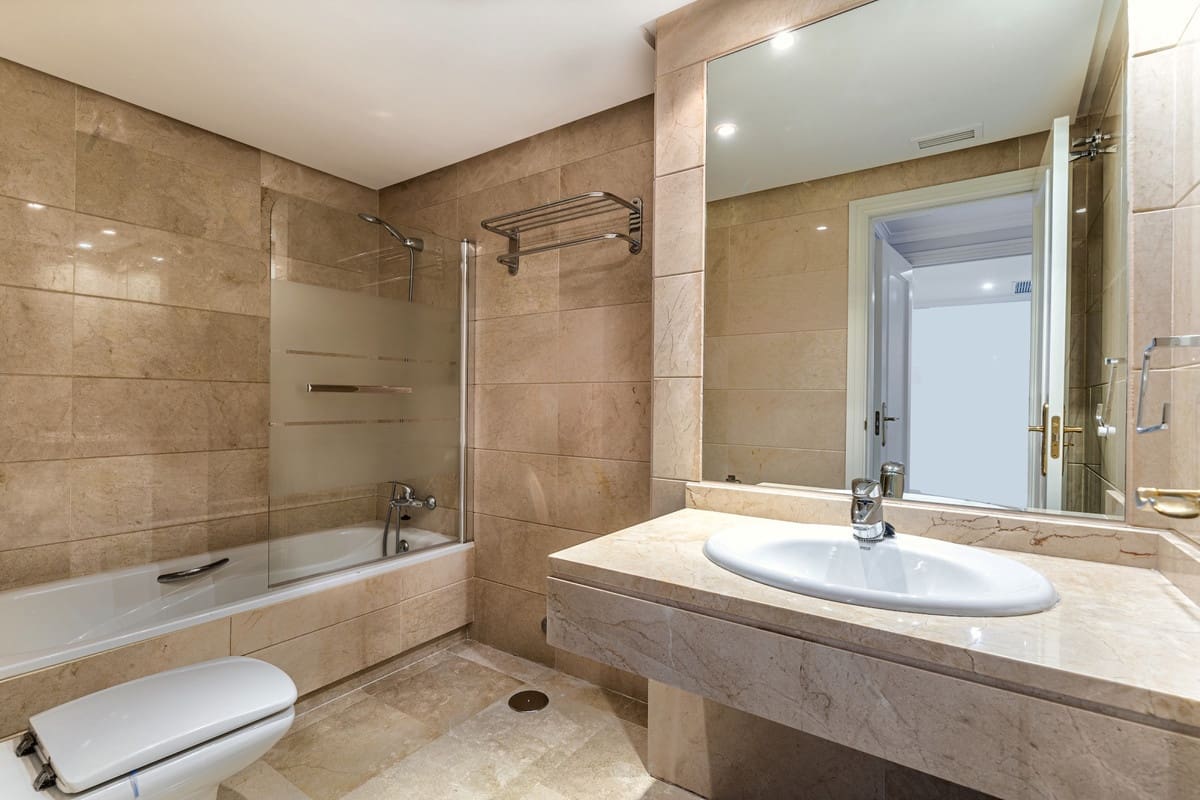 2 bedroom Apartment for rent in Nueva Andalucia with pool garage - € 1,750 (Ref: 9806860)