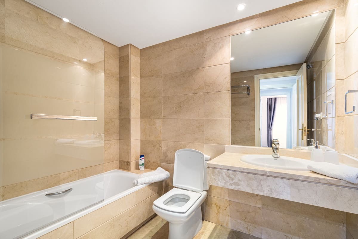 2 bedroom Apartment for rent in Nueva Andalucia with pool garage - € 1,750 (Ref: 9806860)