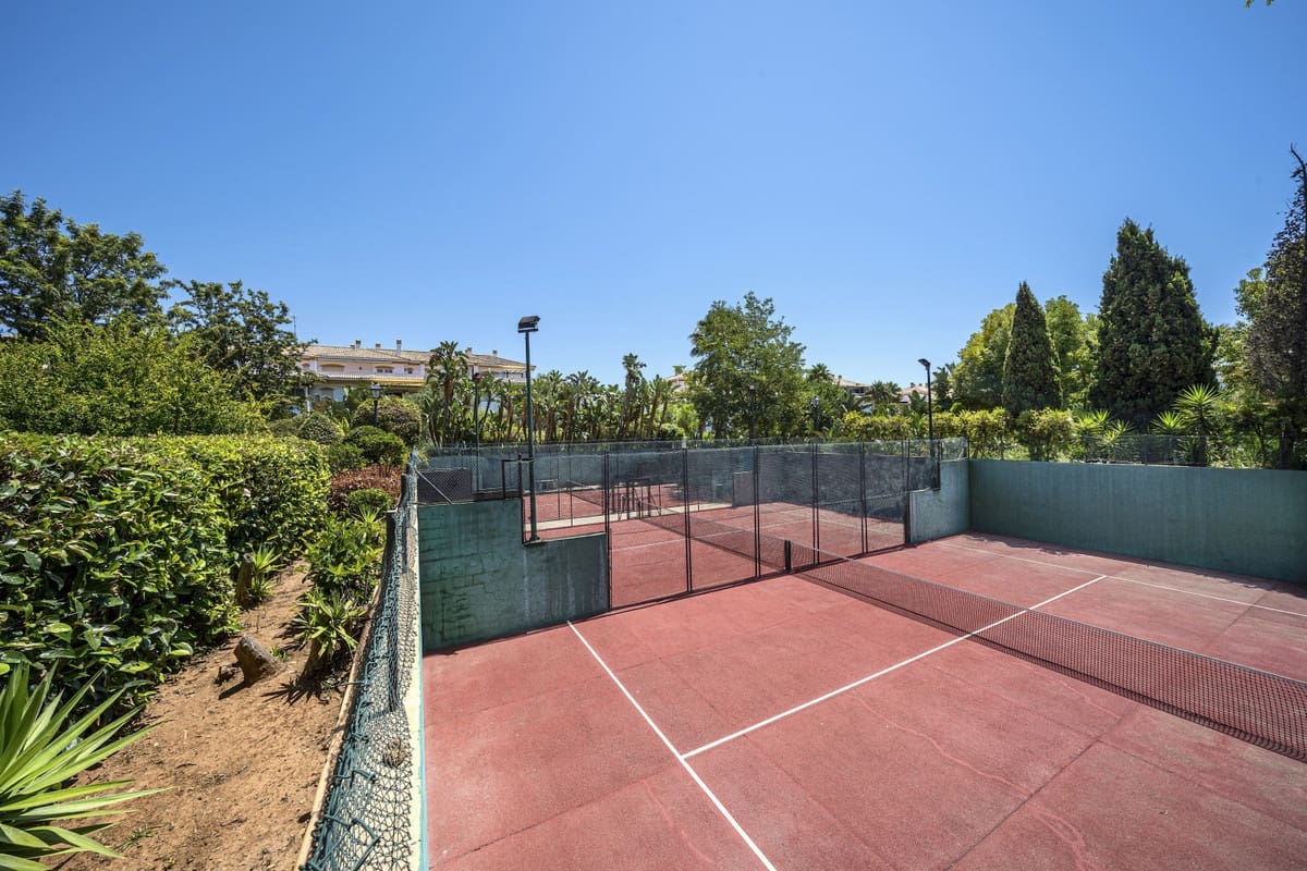 2 bedroom Apartment for rent in Nueva Andalucia with pool garage - € 1,750 (Ref: 9806860)