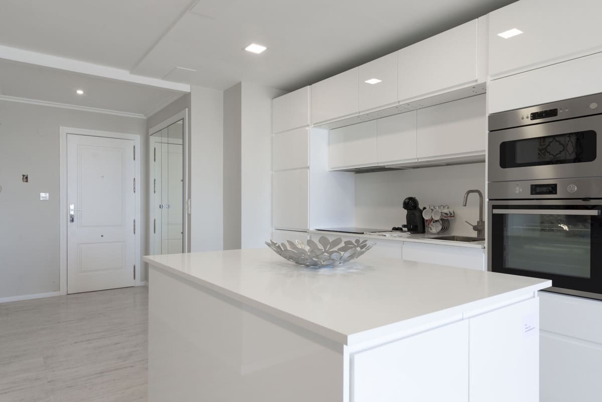 Apartamento de 2 habitaciones en Marbella en alquiler vacacional con piscina garaje - 1.200 € (Ref: 9806862)