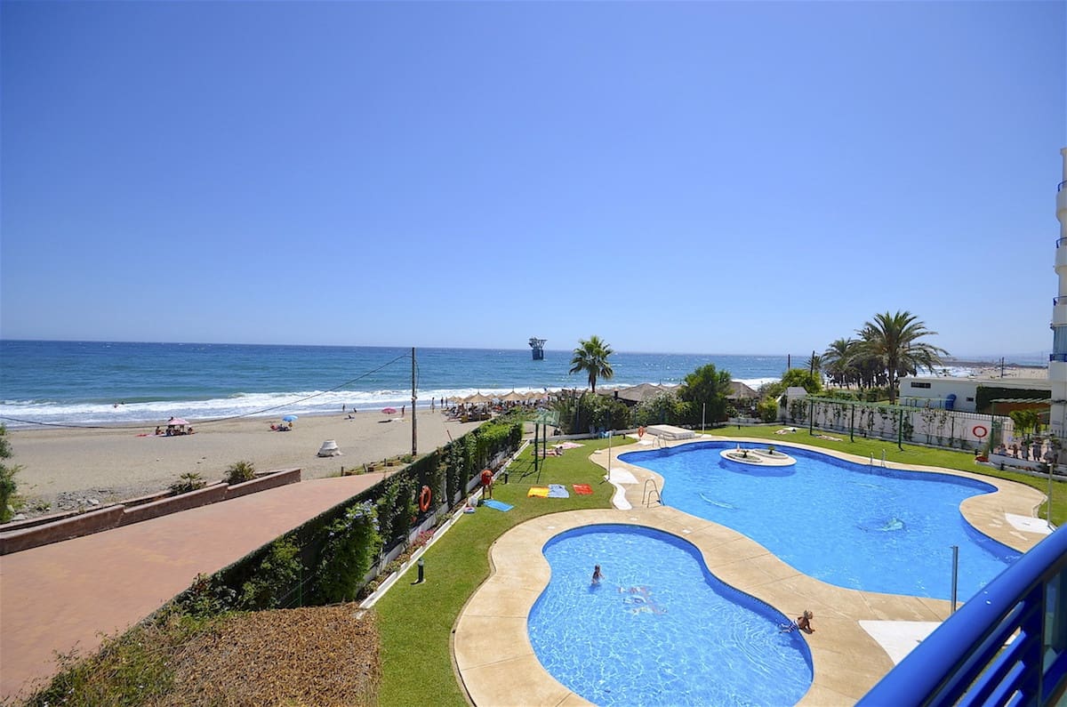 Apartamento de 2 habitaciones en Marbella en alquiler vacacional con piscina garaje - 1.200 € (Ref: 9806862)
