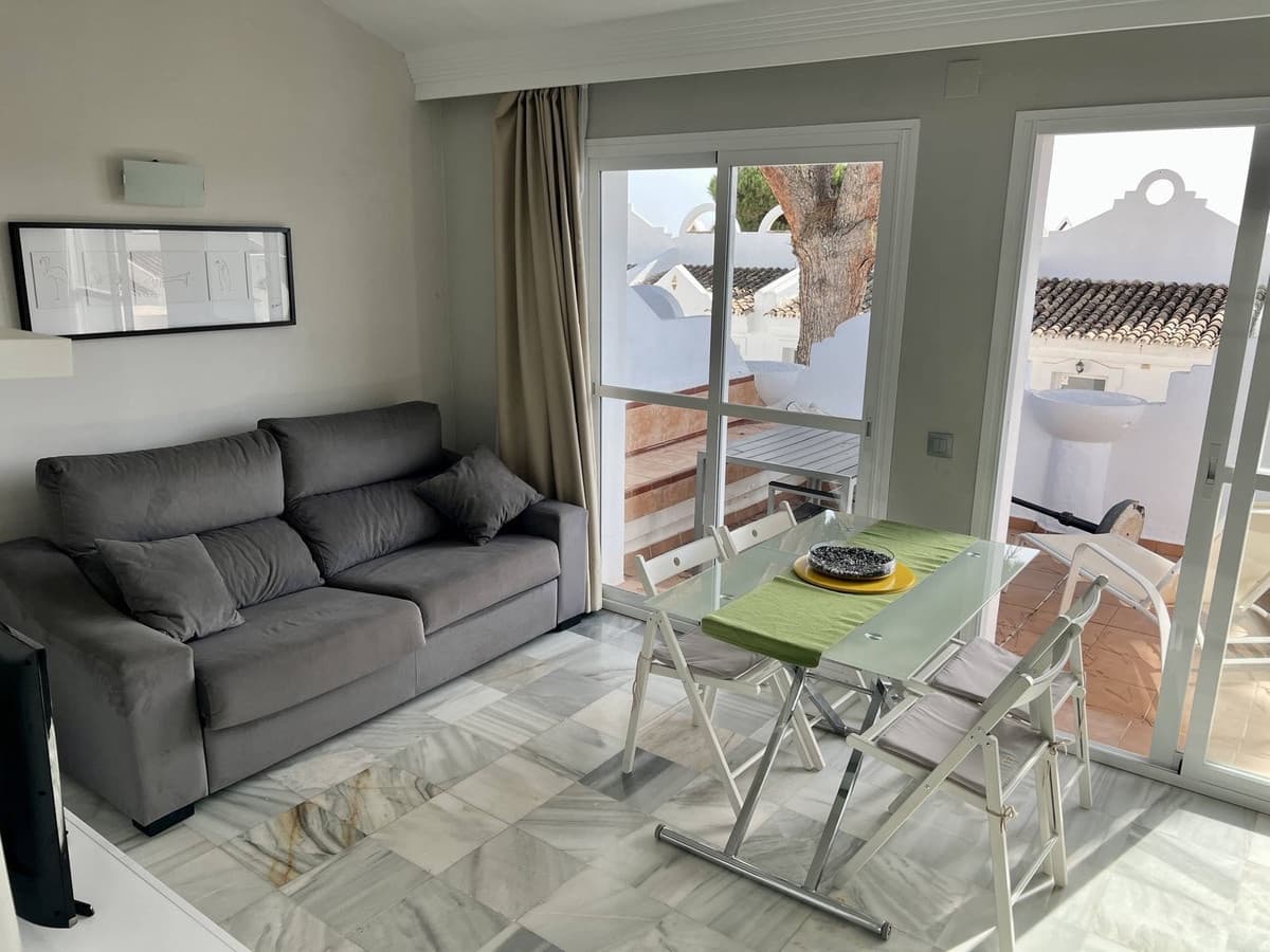 2 slaapkamer Penthouse voor vakantieverhuur in La Reserva met zwembad - € 700 (Ref: 9806863)