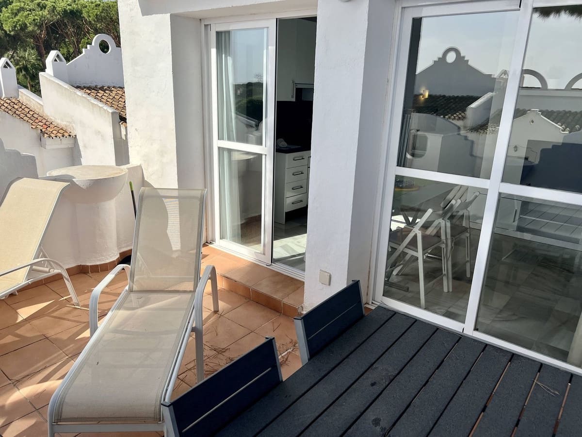 2 slaapkamer Penthouse voor vakantieverhuur in La Reserva met zwembad - € 700 (Ref: 9806863)