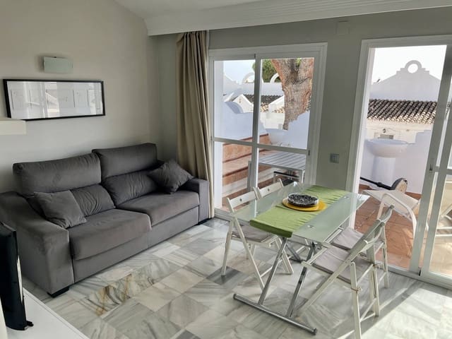 2 slaapkamer Penthouse voor vakantieverhuur in La Reserva, Marbella met zwembad - € 700 (Ref: 9806863)