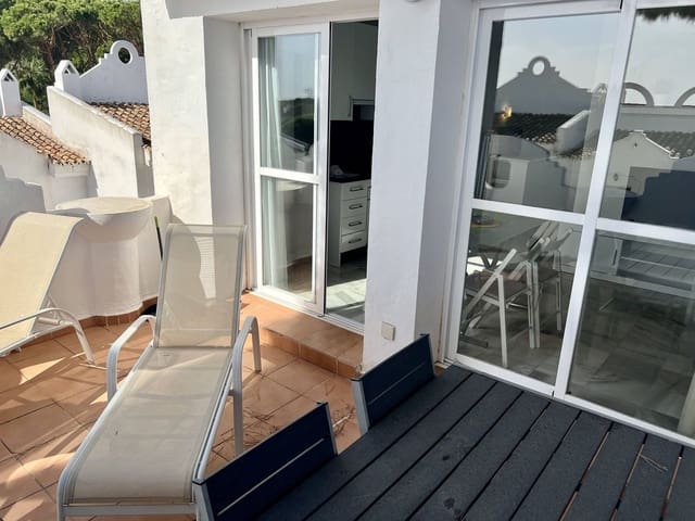 2 slaapkamer Penthouse voor vakantieverhuur in La Reserva, Marbella met zwembad - € 700 (Ref: 9806863)