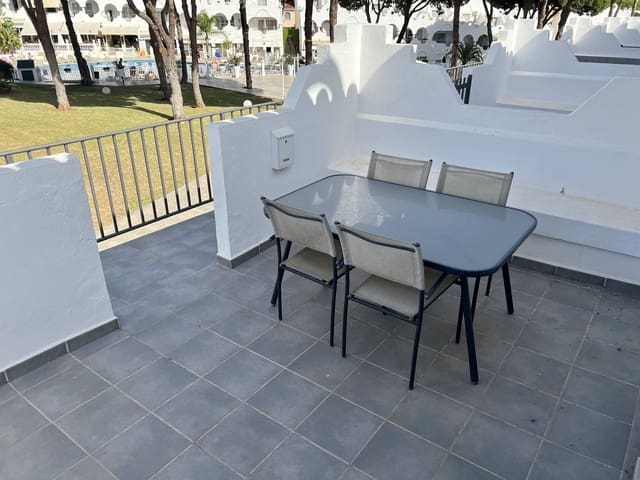 2 slaapkamer Penthouse voor vakantieverhuur in La Reserva, Marbella met zwembad - € 700 (Ref: 9806863)
