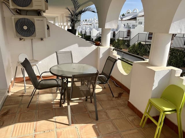 2 slaapkamer Penthouse voor vakantieverhuur in La Reserva, Marbella met zwembad - € 700 (Ref: 9806863)