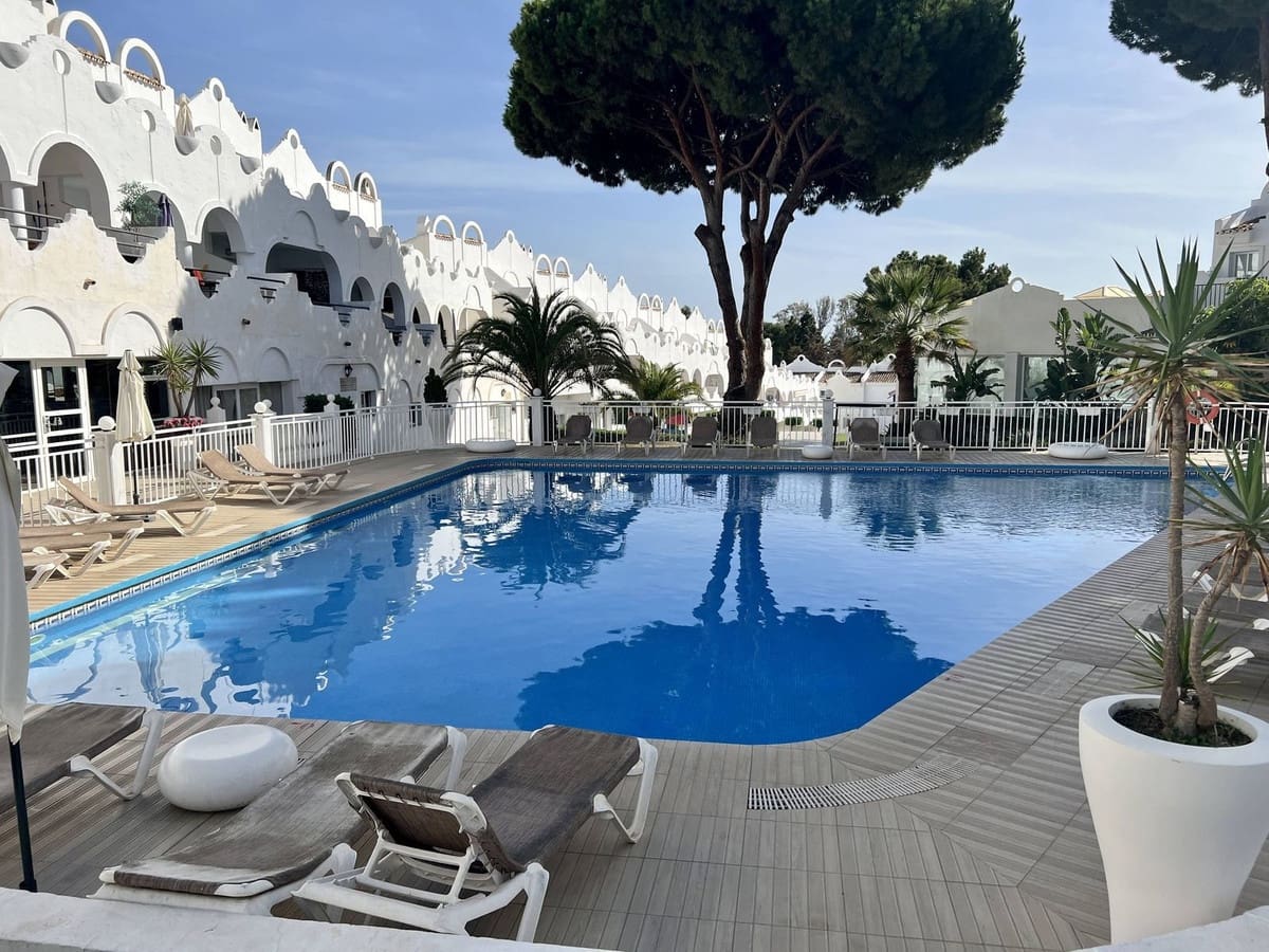 2 slaapkamer Penthouse voor vakantieverhuur in La Reserva met zwembad - € 700 (Ref: 9806863)