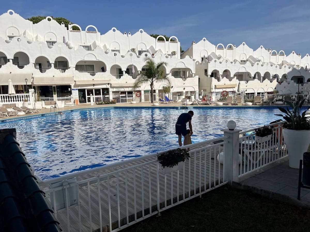 2 slaapkamer Penthouse voor vakantieverhuur in La Reserva met zwembad - € 700 (Ref: 9806863)