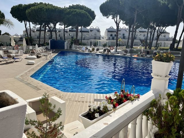 2 slaapkamer Penthouse voor vakantieverhuur in La Reserva, Marbella met zwembad - € 700 (Ref: 9806863)