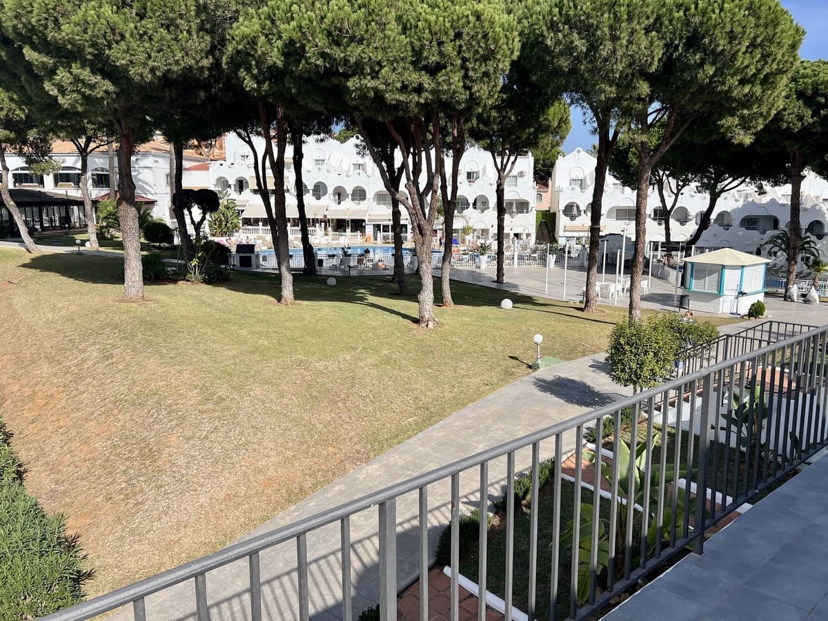 2 slaapkamer Penthouse voor vakantieverhuur in La Reserva met zwembad - € 700 (Ref: 9806863)