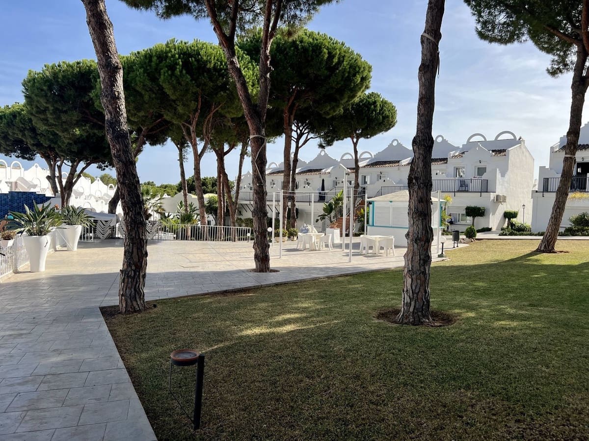 2 slaapkamer Penthouse voor vakantieverhuur in La Reserva met zwembad - € 700 (Ref: 9806863)