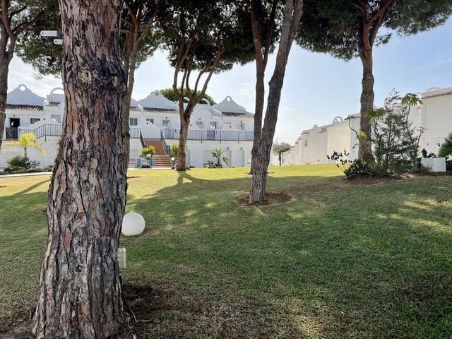 2 slaapkamer Penthouse voor vakantieverhuur in La Reserva, Marbella met zwembad - € 700 (Ref: 9806863)