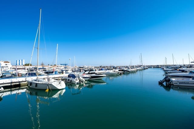 Apartamento de 2 habitaciones en Puerto Banus, Marbella en alquiler vacacional - 900 € (Ref: 9806864)