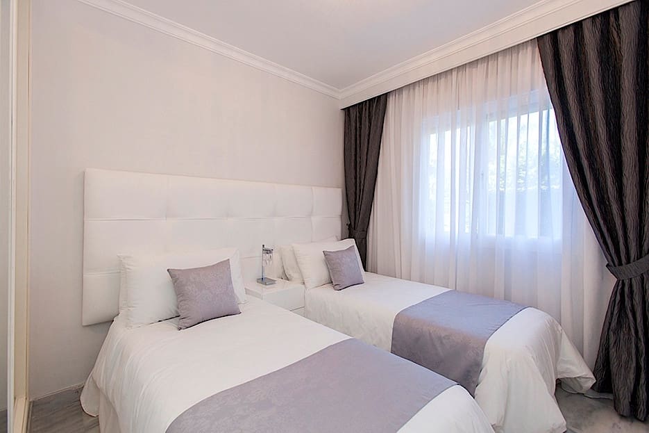 Appartement de 2 chambres à louer à Nueva Andalucia avec piscine garage - 1 750 € (Ref: 9806865)