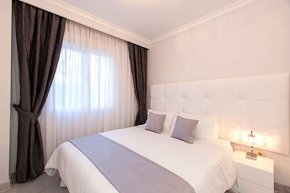 Appartement de 2 chambres à louer à Nueva Andalucia avec piscine garage - 1 750 € (Ref: 9806865)