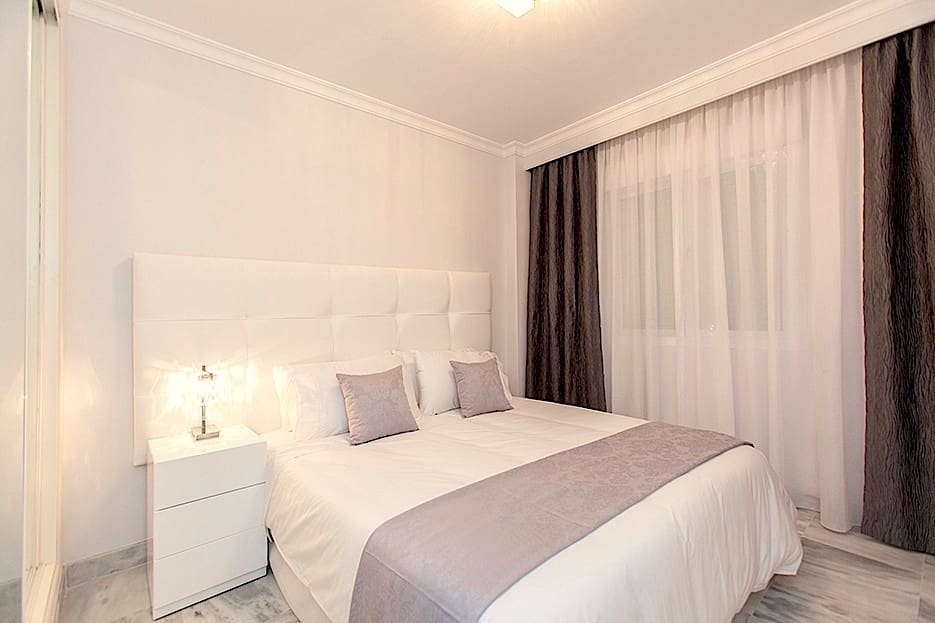 Appartement de 2 chambres à louer à Nueva Andalucia avec piscine garage - 1 750 € (Ref: 9806865)