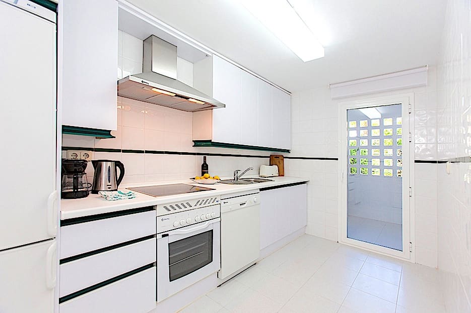 Appartement de 2 chambres à louer à Nueva Andalucia avec piscine garage - 1 750 € (Ref: 9806865)