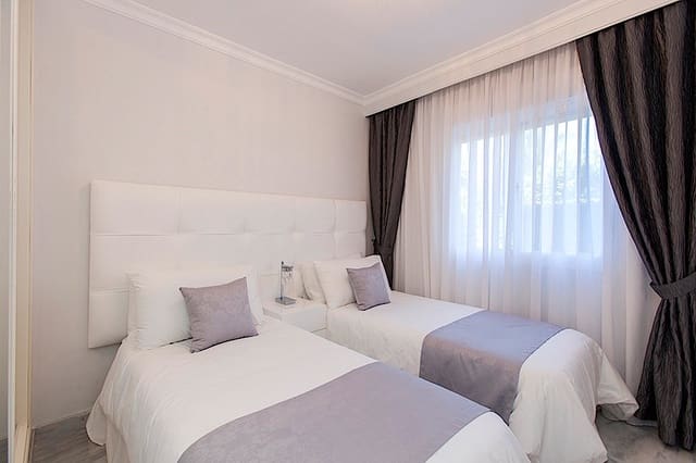 Apartamento de 2 habitaciones en Nueva Andalucia, Marbella en alquiler con piscina garaje - 1.750 € (Ref: 9806865)