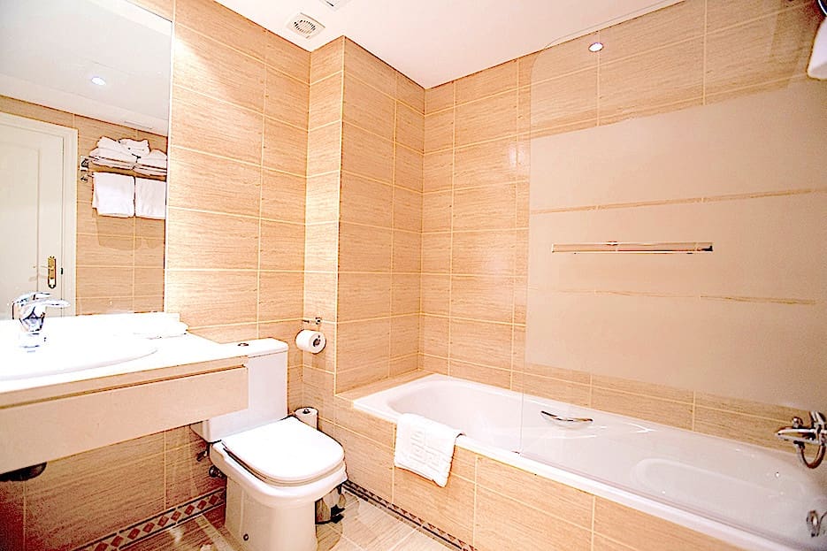 Appartement de 2 chambres à louer à Nueva Andalucia avec piscine garage - 1 750 € (Ref: 9806865)